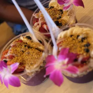 The signature Tropical bows with Tropical Topping bee pollen