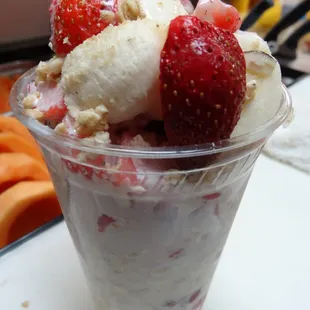 RIQUISIMAS FRESAS CON PLATANO Y CREMA PREPARADA EN BASE DE LECHERA, MEXCLADAS CON GRANOLA DE VAINILLA...