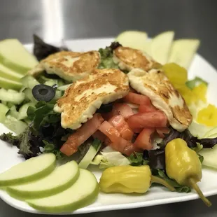 Grilled halloumi cheese salad