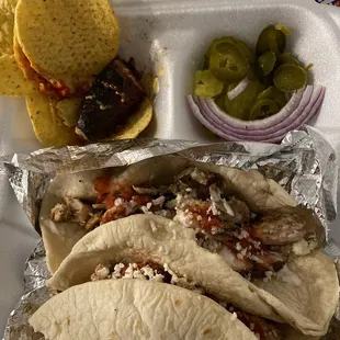 ows a tray of food
