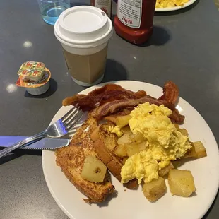 a plate of breakfast food