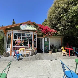 the outside of the restaurant