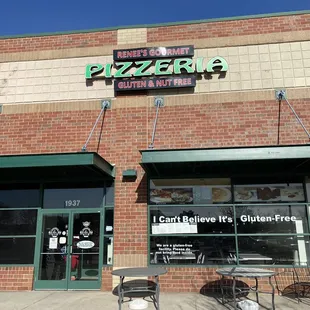 They ask you not to bring in outside food to keep things GF. Love that!