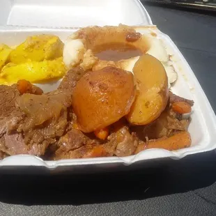 Pot roast, cheesy squash, and mashed potatoes n gravy. YUM!