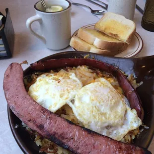 a plate of breakfast food