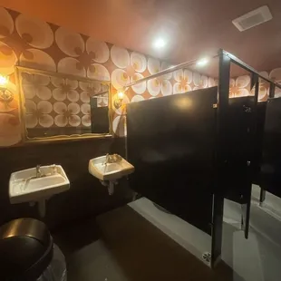 Bathroom: cool wallpaper