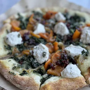 Butternut squash pizza (vegan). So good!!