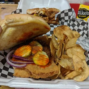 It comes plan, I added the topping