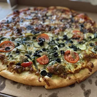 Large half North Star half Aurora pizza (veggie side closeup)