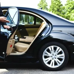We exist to give you the service you deserve with safety certified chauffeurs and licensed tour guides.