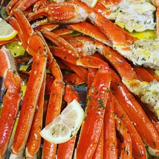 Large Snow CRABLEGS Topped with Garlic butter or Cajun