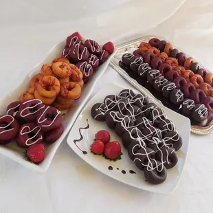 Mixed order of Chocolate, Vanilla and Red-Velvet flavored mini donuts