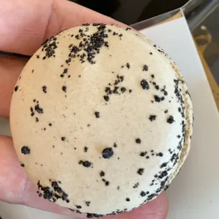 Cookies & Cream Macaron(1Pc) (1)