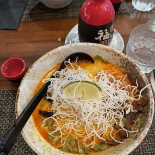 Vegan curry ramen &amp; hot sake; background: vegetarian ramen