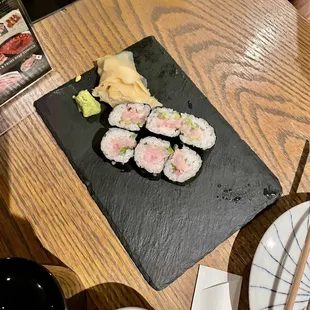 Yellowtail Scallion Roll