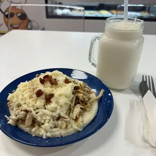 Limonada de coco &amp; arepa colombiana de pollo