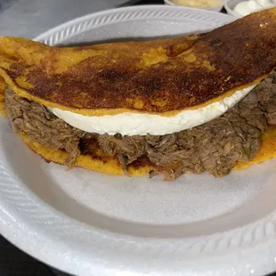 Cachapa con carne des mechada y quesito