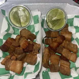 Crujiente delicioso  y jugoso chicharrón