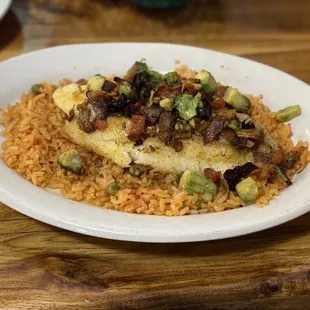 Pescado al mojo de ajo: Fish fillet "Tilapia" sautéed in sweet roasted garlic, onions, tomatoes &amp; avocados. Served with Mexican rice.