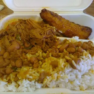 Arroz, Habichuelas, Pollo con Ensalada