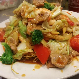 20. Shrimp, Pork, Chicken, Vegetables and Crispy Noodle