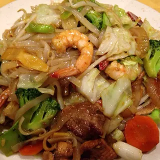 21. VN Rice Noodle, Chicken, Shrimp, Pork and Vegetables