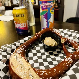 Pretzel with Düsseldorf mustard