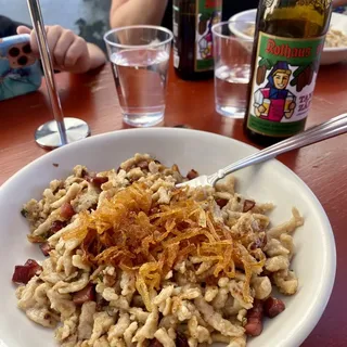 Spatzle Mit Regenbogenforelle und Senfcremesoss