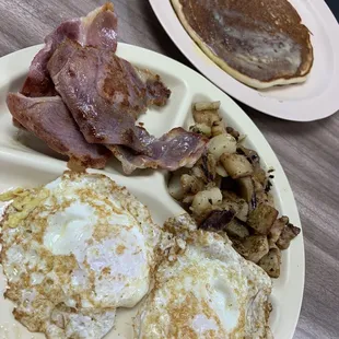 a plate of breakfast food