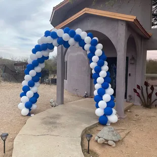 Gorgeous and huge arch!!