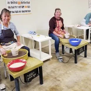 Throwing bowls at the pottery wheel.