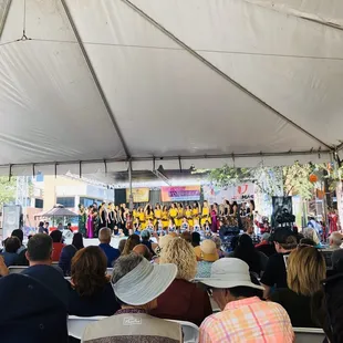 Hawaiian dancers