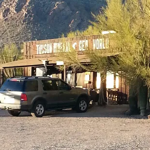 The front of this rustic rock shop. Park in front and wonder inside.