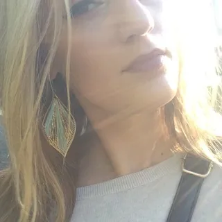 D E.
