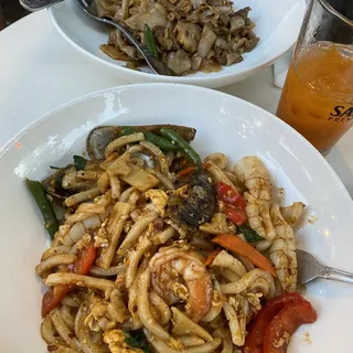 Seafood Basil Udon Noodle