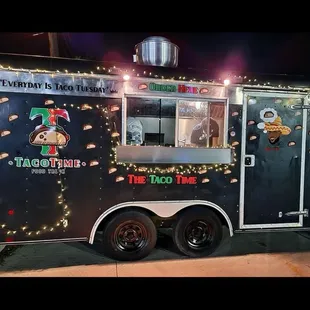a food truck decorated for christmas