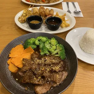 Peppered Garlic Beef, appetizer sampler, and chicken drunken noodles.