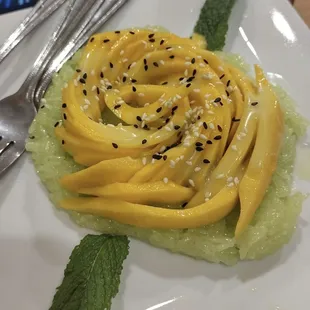 Sweet sticky rice with mango