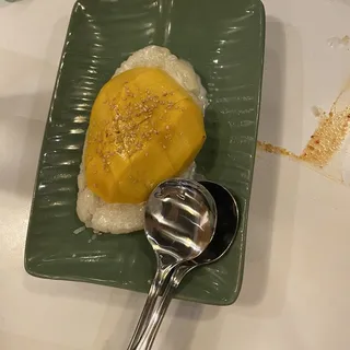 Sweet sticky rice with mango