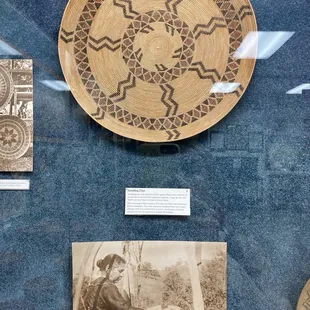 A gambling woven tray for play a dice game