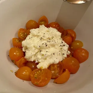 Burrata w/ heirloom tomatoes