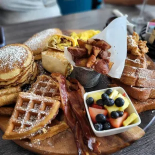 a plate of breakfast foods