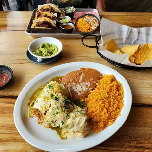 Chicken chili verde burrito, tacos mexicanos, and guacamole. Delicious! Clean restaurant, nice staff. We will be back.