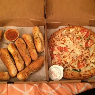 Breadsticks and Tuma Alfredo Pizza