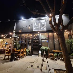 the outside of a restaurant at night