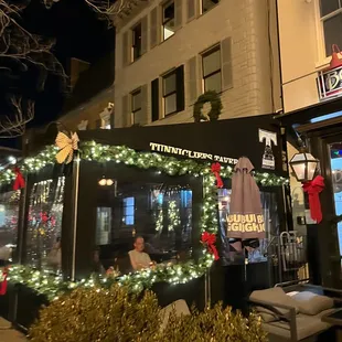 the outside of the restaurant