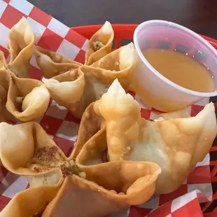 Crab wonton. 5/10. Taste some real crab in there and fresh onion, but a bit goopy.