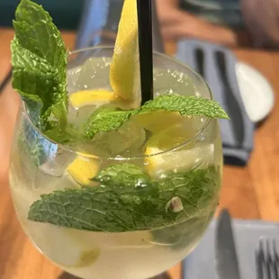 Lemon mint spritzer