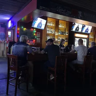 eople sitting at a bar