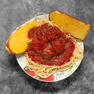 Comfort food at its finest! Savory spaghetti &amp; meatballs paired with buttery garlic toast--dinner just got a whole lot better! Who's hungry?